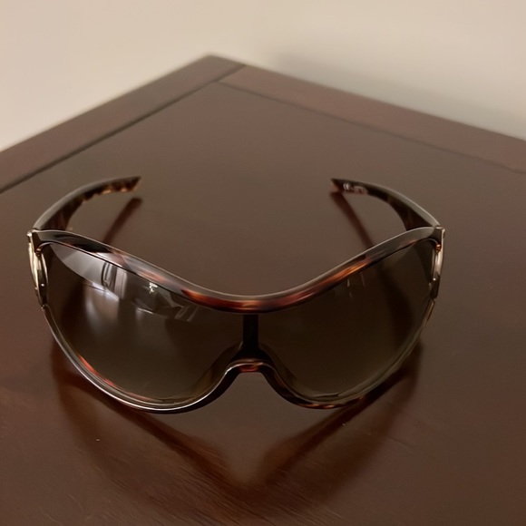 AUTHENTIC GUCCI SUNGLASSES - Picture 2 of 11